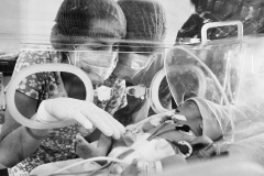 A Venezuelan couple observes their newborn in an incubator at the Erasmo Meoz Hospital in Cucuta, in North Santander, Colombia, on May 22, 2018.
As Venezuelan consulates and the embassy in Colombia closed in 2018 because of the political frictions between the two countries, it has been impossible for undocumented Venezuelans to claim citizenship, either Venezuelan or Colombian, for their babies.
In 2021, the Colombian government announced a new statute that could regularize almost a million Venezuelans, including children, adolescents, and newborns.
The lack of medicines and doctors in Venezuela worsened healthcare conditions and put childbirths at risk. According to government data reported by Venezuelan media in 2017 (for which the Health Ministry refused to comment), infant mortality and maternal deaths increased by over 65% from 2015 to 2018.
Pregnant women and young girls leave the country to give birth in Colombia.
The Erasmo Meoz Hospital’s director, and the people depicted in the photograph, granted the photographer access to work. A Venezuelan couple observes their newborn in an incubator at the Erasmo Meoz Hospital in Cucuta, in North Santander, Colombia, on May 22, 2018.
As Venezuelan consulates and the embassy in Colombia closed in 2018 because of the political frictions between the two countries, it has been impossible for undocumented Venezuelans to claim citizenship, either Venezuelan or Colombian, for their babies.
In 2021, the Colombian government announced a new statute that could regularize almost a million Venezuelans, including children, adolescents, and newborns.
The lack of medicines and doctors in Venezuela worsened healthcare conditions and put childbirths at risk. According to government data reported by Venezuelan media in 2017 (for which the Health Ministry refused to comment), infant mortality and maternal deaths increased by over 65% from 2015 to 2018.
Pregnant women and young girls leave the country to give birth in Colombia.
The Erasmo Meoz Hospital’s director, and the people depicted in the photograph, granted the photographer access to work.