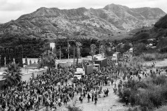 A ten thousand people caravan moves by walk and on trucks towards a barricade made by Guatemalan police officers to prevent them from continuing their northward journey in Vado Hondo, Guatemala, on January 18, 2021.
By chance, months after, the photographer met for a second time, in Mexico, a family he had photographed when the caravan had begun. A family of six, they crossed into the United States three times and were expelled back to Mexico. There, a cartel controlling the migrant trade kidnapped them for two weeks, eventually releasing the family so that they could take care of another woman that the same kidnappers had almost beaten to death.
They eventually could have the older children, 5 and 7 years old, crossing the border alone, a telephone number marked with a pen on their arms so that American authorities could have their uncle living in Texas taking care of them. They crossed with their other two babies and finally reunited with their children in Texas, where they started the asylum-seeking process. When asked by authorities to prove they had walked with the fours children from Honduras, the photos depicting them together in Honduras and then in Mexico served as proof. A ten thousand people caravan moves by walk and on trucks towards a barricade made by Guatemalan police officers to prevent them from continuing their northward journey in Vado Hondo, Guatemala, on January 18, 2021.
By chance, months after, the photographer met for a second time, in Mexico, a family he had photographed when the caravan had begun. A family of six, they crossed into the United States three times and were expelled back to Mexico. There, a cartel controlling the migrant trade kidnapped them for two weeks, eventually releasing the family so that they could take care of another woman that the same kidnappers had almost beaten to death.
They eventually could have the older children, 5 and 7 years old, crossing the border alone, a telephone number marked with a pen on their arms so that American authorities could have their uncle living in Texas taking care of them. They crossed with their other two babies and finally reunited with their children in Texas, where they started the asylum-seeking process. When asked by authorities to prove they had walked with the fours children from Honduras, the photos depicting them together in Honduras and then in Mexico served as proof.